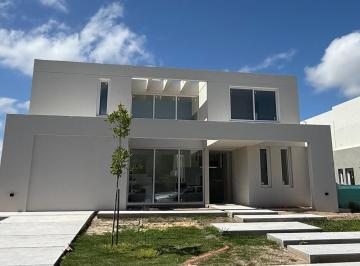 Casa · 280m² · 5 Ambientes · 1 Cochera · Casa en Santa Ana