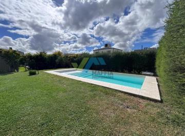 Casa · 130m² · 4 Ambientes · 1 Cochera · Venta de Casa con Pileta Lote Interno - San Alfonso Pilar del Este