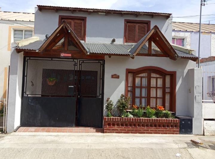 Casa · 210m² · 6 Ambientes · 2 Cocheras