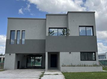 Casa · 286m² · 5 Ambientes · 2 Cocheras · Casa en La Providencia Country Club