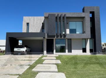 Casa · 228m² · 5 Ambientes · 2 Cocheras · Casa a La Venta en La Providencia Country Club