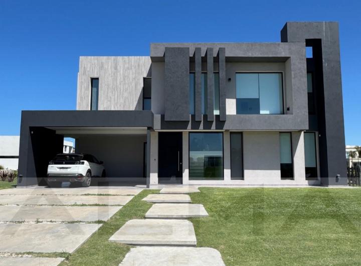 Casa · 228m² · 5 Ambientes · 2 Cocheras