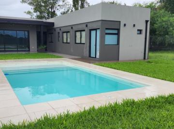 Casa · 552m² · 5 Ambientes · 1 Cochera · Casa de 3 Habitaciones en Fincas de Ibarlucea