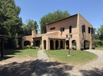 Quinta vacacional · 160m² · 4 Ambientes · 3 Cocheras · Venta Casa Quinta con Pileta