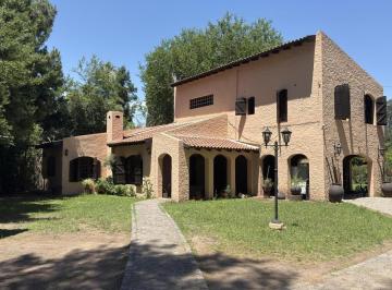 Quinta vacacional · 160m² · 4 Ambientes · 3 Cocheras · Venta Casa Quinta con Pileta