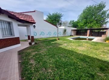 Casa · 83m² · 3 Ambientes · 2 Cocheras · Casa en El Centro de Funes de Dos Dorm. con Pileta