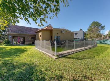 Casa · 165m² · 4 Ambientes · 2 Cocheras · Venta Casa de 3 Dorm. en El Centro de Funes con Pileta y Parque