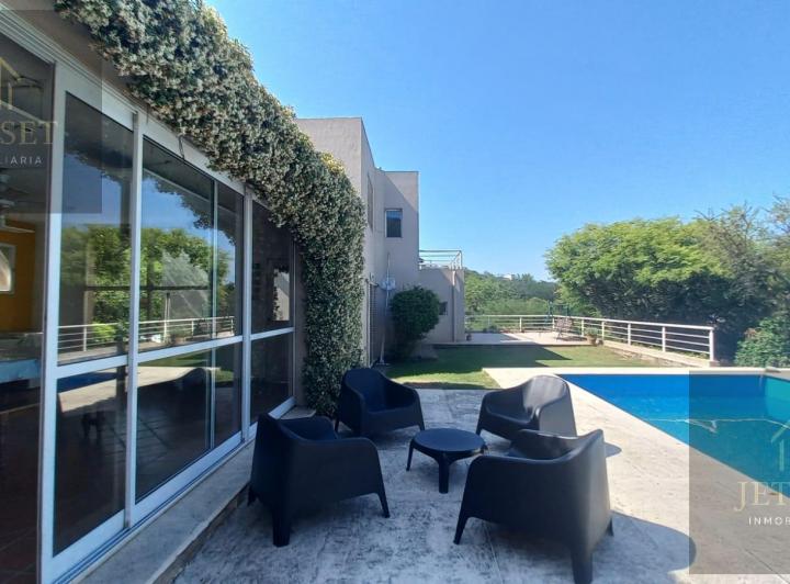 Casa · 295m² · 9 Ambientes · 2 Cocheras