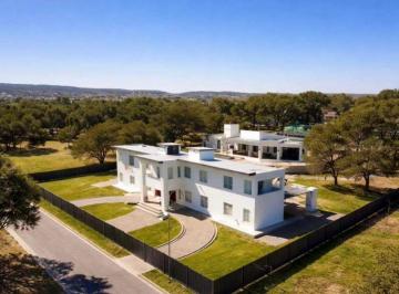 Se vende importante propiedad de estilo neoclásico con 2000 m2 de terreno plano · Oportunidad Única! Imponente Casa en Estación del Carmen 5 Suites 7 Baños.