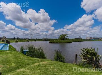 Terreno · 300m² · Venta de Lote en Barrio Laguna Azul.