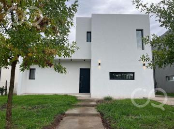 Casa · 177m² · 7 Ambientes · 2 Cocheras · Venta Casa Pilar del Este Santa Lucía