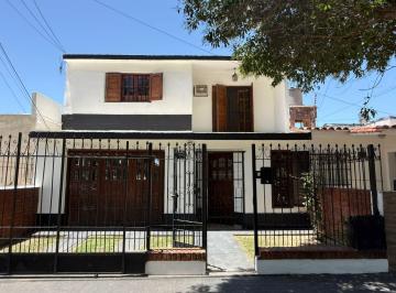 Casa · 350m² · 7 Ambientes · 1 Cochera · Casa en Rosedal