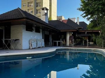 Casa de 8 ambientes, La Plata · Casa de Categoría. 4 Domitorios, Jardín, Piscina y Quincho en Excelente Entorno
