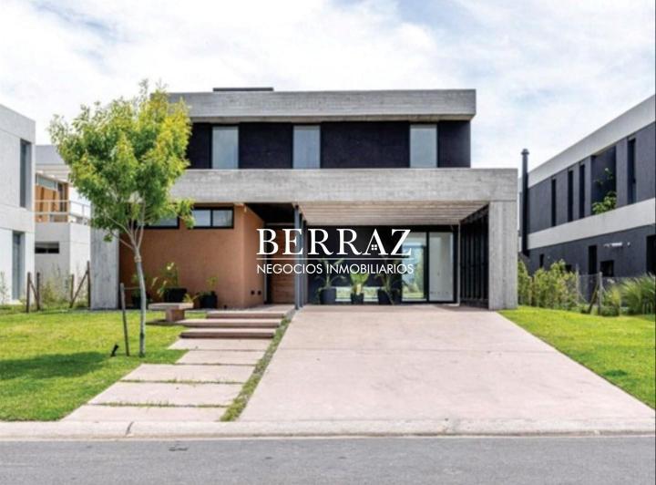 Casa · 286m² · 8 Ambientes · 4 Cocheras