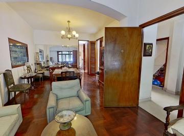 Casa de 8 ambientes, Villa del Parque · Hermosa Casa de Estilo con Detalles Modernos y Excelente Estado de Conservación.
