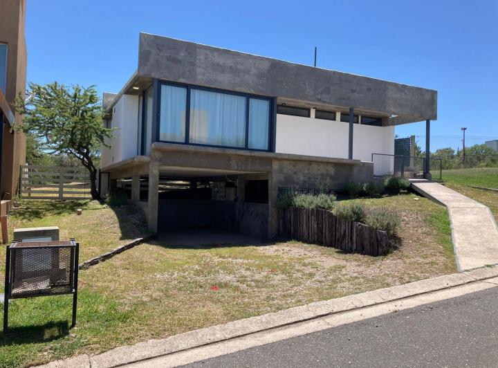 Casa · 104m² · 3 Ambientes · 1 Cochera
