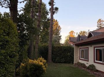 Casa de 4 ambientes, Berazategui · Casa a La Venta en El Pato Country Club, Frente Al Golf, Oportunidad a Reciclar.