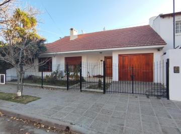 Casa · 245m² · 10 Ambientes · 1 Cochera · Casa en Vta Manzanar