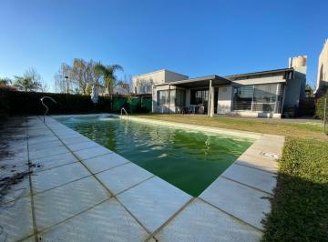 Casa · 158m² · 4 Ambientes · Moderna Propiedad de 2 Dorm. y Piscina en Cantegril