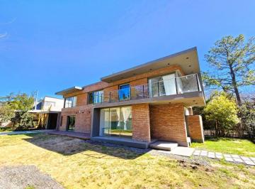Casa · 190m² · 5 Ambientes · Calidad Constructiva y Diseño - Minimalista - Inigualable Ubicación
