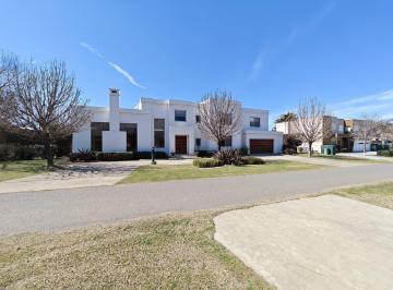 Casa · 390m² · 6 Ambientes · 1 Cochera · Kentucky 264