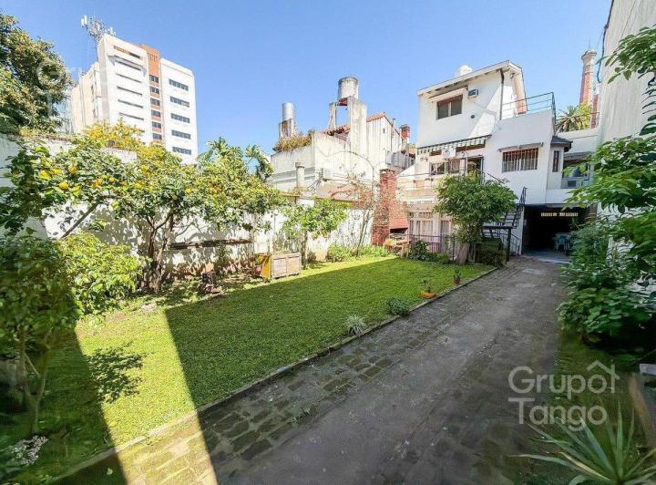 Casa en venta en Coghlan · 8 ambientes