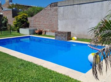 Casa · 200m² · 5 Ambientes · 2 Cocheras · Casa en Venta - 3 Dorm. con Patio Verde y Pileta