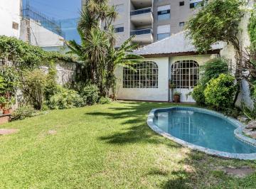 Casa · 240m² · 8 Ambientes · Exclusiva Casa en Venta con Amplio Jardín, Quincho y Parrilla en Caballito