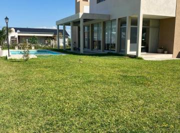 Casa · 120m² · 3 Ambientes · 1 Cochera · Venta de Casa en El Barrio El Remanso