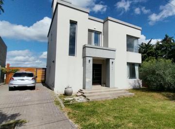 Casa · 180m² · 10 Ambientes · Venta - Casa 2 Dorm. - Punta Chacra
