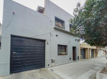 Casa · 131m² · 5 Ambientes · 14 Cocheras · Venta de Dúplex con Amplio Garaje Cubierto de 410 m². Sobre Lote de 495 m². Banfield O.