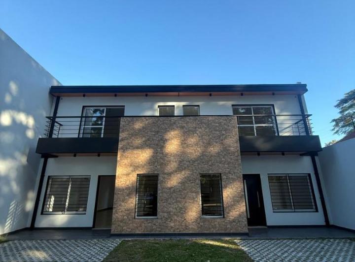 Casa · 120m² · 4 Ambientes · 2 Cocheras