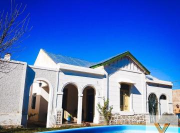 Casa · 350m² · 7 Ambientes · 2 Cocheras · Casa en Venta - 6 Dorm. 4 Baños - Villa Dolores