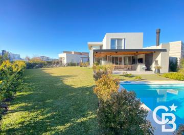 Casa · 261m² · 6 Ambientes · 3 Cocheras · Casa en Venta 3 Dorm. y Playroom - C/ Pileta en Lote de 860 m² – Ayres Plaza
