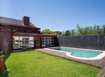 Casa · 386m² · 5 Ambientes · 3 Cocheras · Venta Casa 5 Ambientes de Categoria con Pileta en Villa Luzuriaga