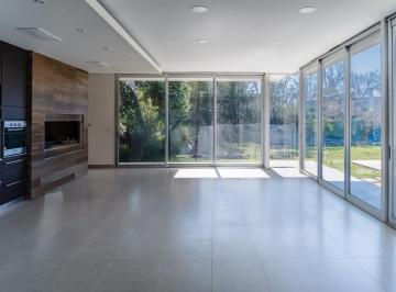 Casa · 80m² · 1 Ambiente · 4 Cocheras · Casa Quincho, Terreno 1200 m². Pileta en Los Troncos