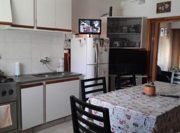 Casa · 80m² · 2 Dormitorios · 2 Cocheras · Venta Casa Apto Credito 3 Ambientes con Garage Doble, Patio y Lavadero