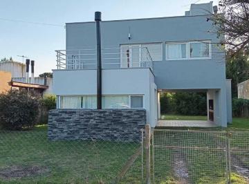 Casa · 117m² · 2 Dormitorios · 1 Cochera · Venta Casa 3 Amb. con Parque Apto Credito Bº Residencial en Miramar