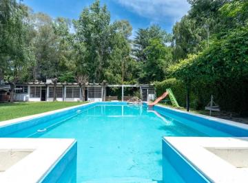 Quinta vacacional · 300m² · 5 Ambientes · Venta Casa 5 Amb Jardin Quincho Pileta 1500 m² Parque Leloir Permuta