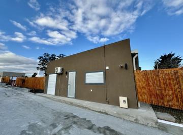 Casa · 54m² · 3 Ambientes · 1 Cochera · Colonia - Venta o Alquiler de Casa de 2 Dorm. con Piscina en Colonia