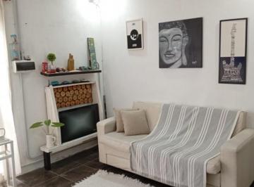 Casa · 110m² · 6 Ambientes · 2 Departamentos Internos de Pasillo Unico Resuelto en Planta Baja y Alta. Reciclado. Ideal Inversio