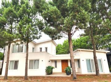 Casa de 6 ambientes, Costa Esmeralda · Casa en Venta con Pileta de Tres Plantas en Costa Esmeralda