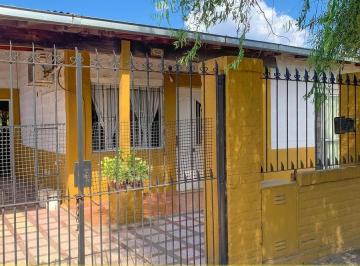 Casa · 90m² · 4 Ambientes · 2 Cocheras · Casa con 2 Habitaciones en Paso del Rey Acepta Permuta por Propiedad en Merlo Bs As