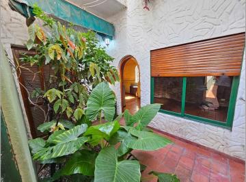 Casa · 98m² · 5 Ambientes · Casa Interna Única en El Corazón de Arroyito. 3 Dorm., Patio, Parrilla