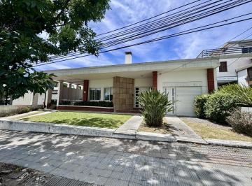 Casa · 461m² · 7 Ambientes · 2 Cocheras · Casa en Alquiler y Venta de 3 Dorm. Céntrica Ideal Para Empresa en Colonia del Sacramento
