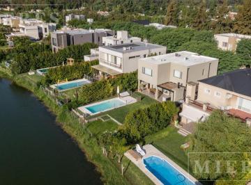 Casa · 180m² · 7 Ambientes · 1 Cochera · Casa en Venta a La Laguna en Barrancas de Santa Maria
