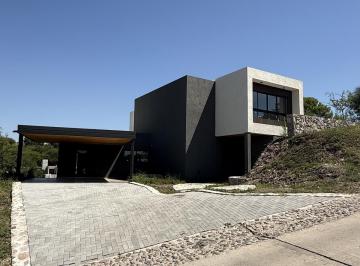 Casa · 320m² · 6 Ambientes · 2 Cocheras · Casa