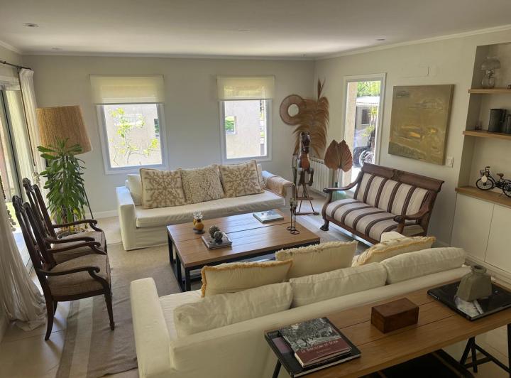 Casa · 250m² · 5 Ambientes · 2 Cocheras
