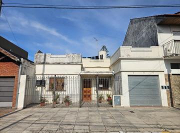 Casa · 122m² · 3 Ambientes · 2 Cocheras · Casa 3 Amb. con Garage y Fondo Villa Luzuriaga