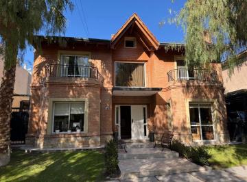 Casa de 5 ambientes, Ciudad de Mendoza · Casa Dalviam, 4 Dorm, 3 Baños, 4 Coch, Piscina, Permuta, Apto Crédito